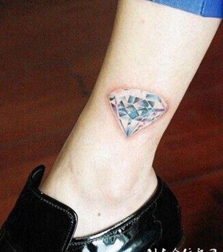 镶嵌在腿部精美的钻石纹身