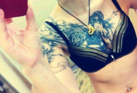 胸部女娲纹身图案