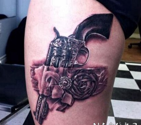 美腿个性手枪纹身图案