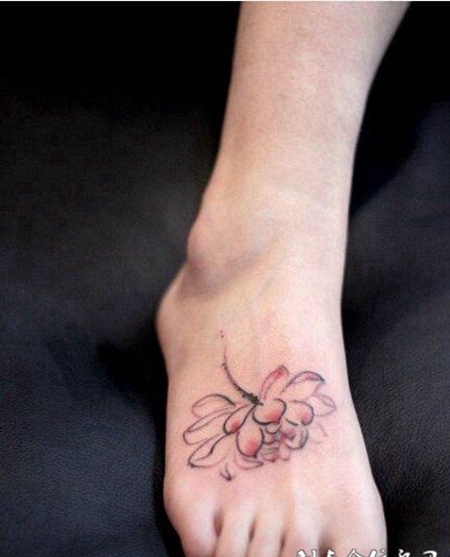 水墨莲花腿部纹身