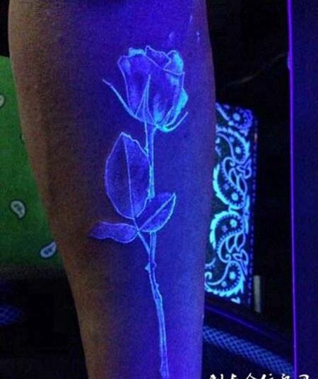 时尚荧光腿部纹身