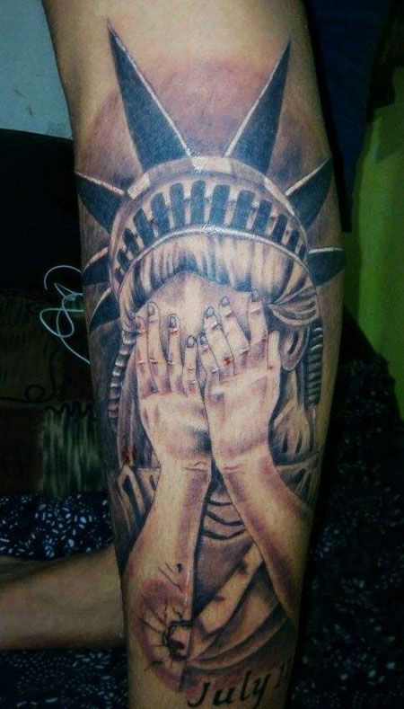 大臂捂脸的自由女神纹身图案