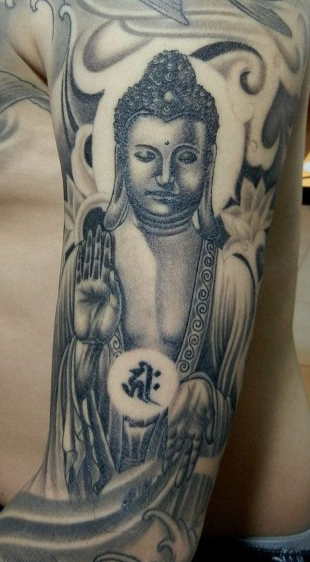 手臂诵经中的如来佛祖纹身