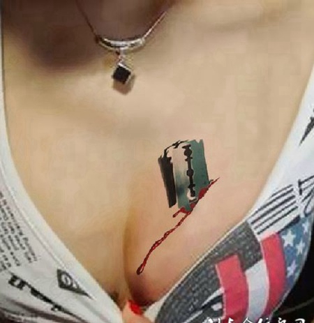 非主流女生胸口滴血的刀纹身图片
