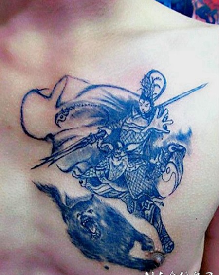 男人胸前经典黑色二郎神哮天犬纹身图案