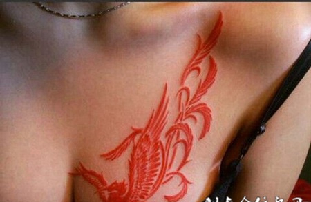 女孩性感美胸上凤凰鸽子血纹身图案