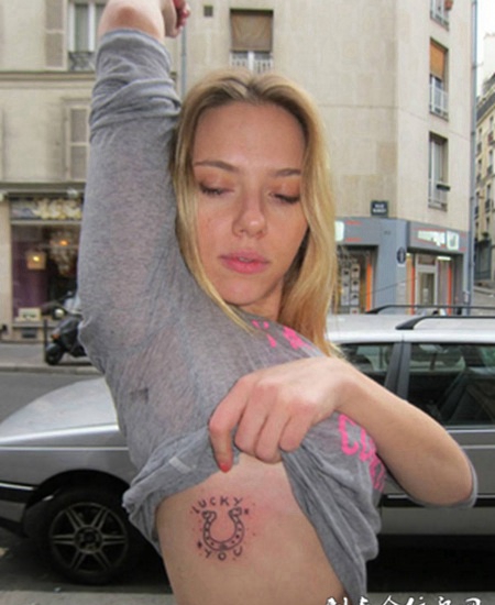 外国女子侧胸简约纹身图案