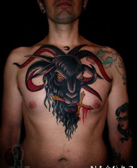 男人胸前恐怖黑色羚羊十字架纹身图案