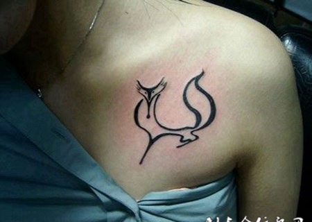 女性胸前潮流动物纹身图片
