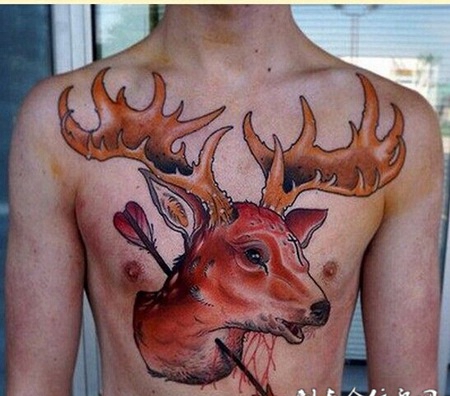 男性胸前另类彩绘羊纹身图案