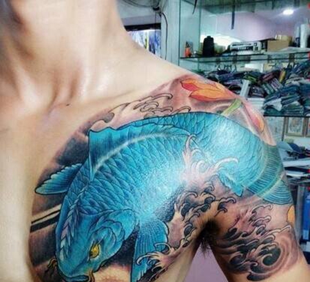 鲤鱼半甲胸部纹身 彰显男人本色