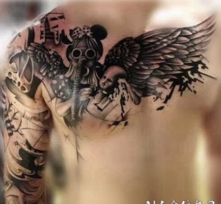 帅哥胸前时尚纹身图案