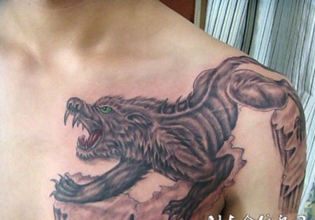 胸部狼头半甲纹身图案
