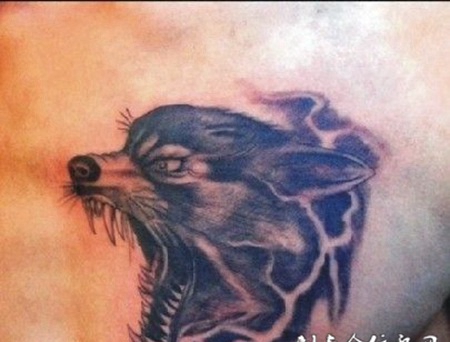 胸部凶悍的狼头纹身图案