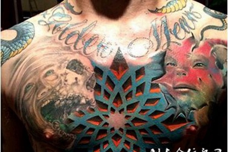 个性男性胸前纹身
