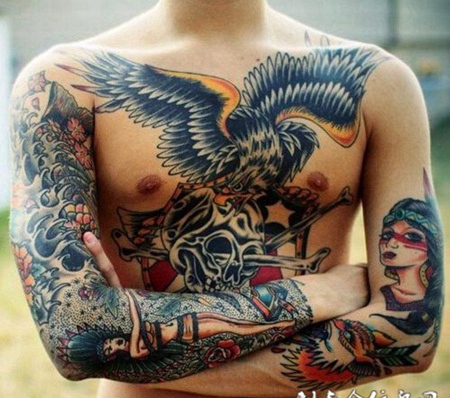 帅哥胸部个性翅膀纹身