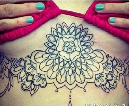 个性的胸部纹身