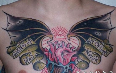 男士胸前个性纹身图片