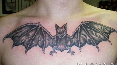 胸部个性的蝙蝠纹身图案