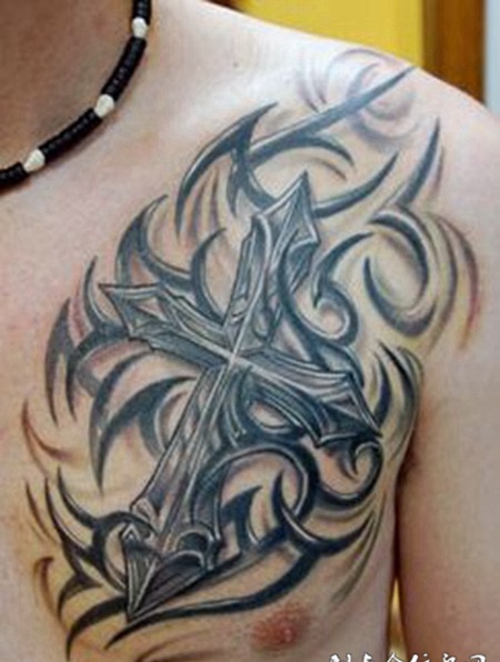 帅哥胸部霸气图腾刺青图片