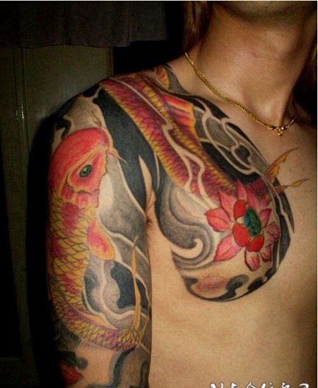 胸部彩绘鲤鱼半甲纹身图案