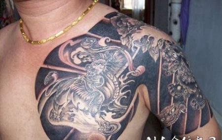 炫酷半甲胸部貔貅纹身图案