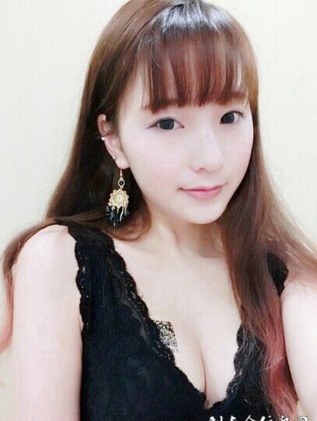 性感妹子胸部扫一扫二维码纹身