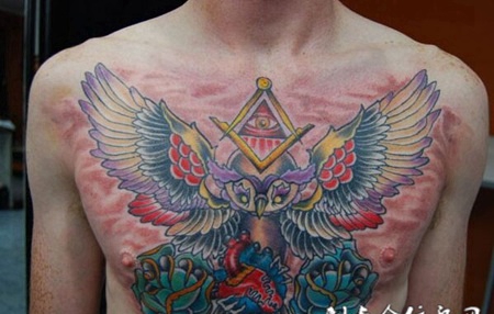 胸部神秘猫头鹰纹身图片