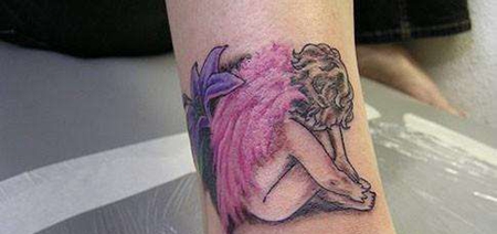 小腿粉色丘比特纹身图案