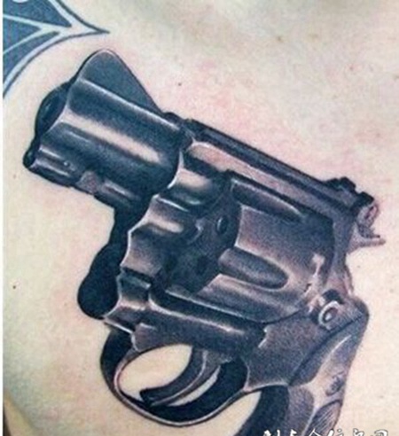 个性手枪胸部纹身
