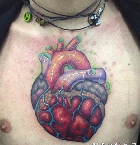 艺术心脏胸部纹身