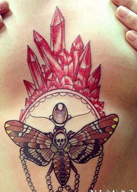 前卫创意胸部纹身