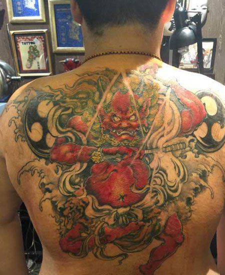 满背红脸雷神纹身图案