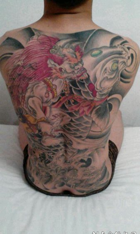 男人满背彩绘夜叉纹身图案欣赏