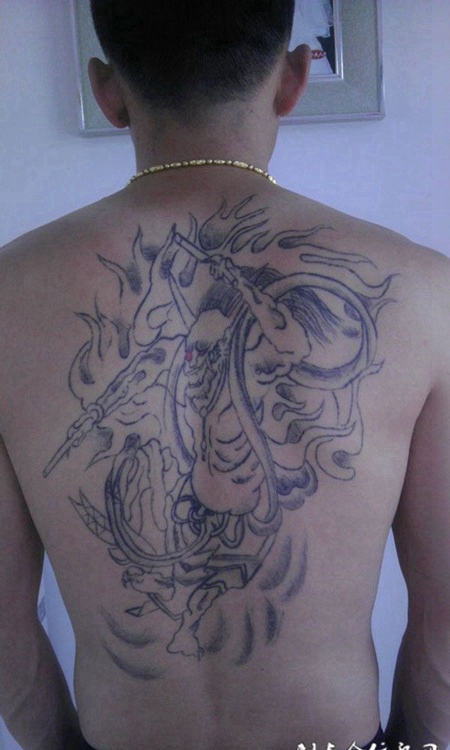 男人满背简约修罗夜叉纹身图案
