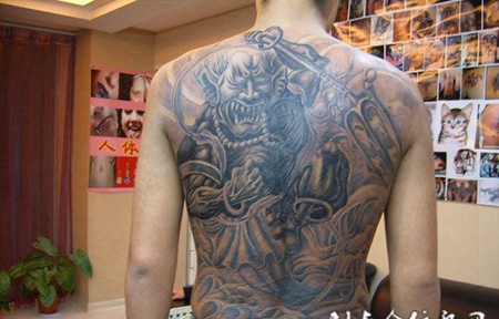 男性后背纹身夜叉潮流图案