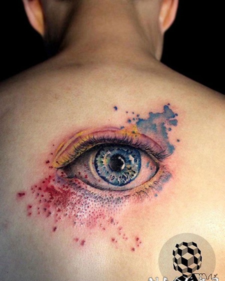 男生背部逼真3D眼球刺青图片