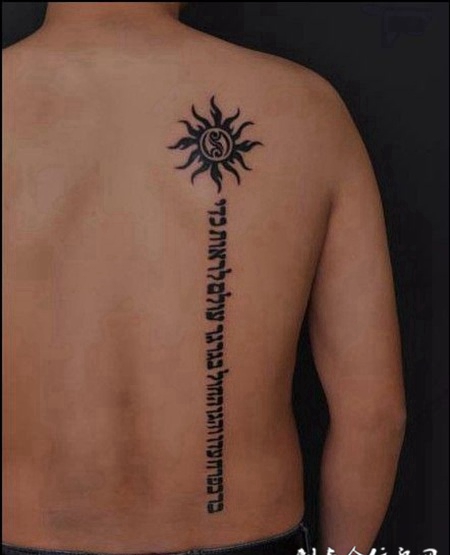 男生背部纹身藏文与经典太阳图案