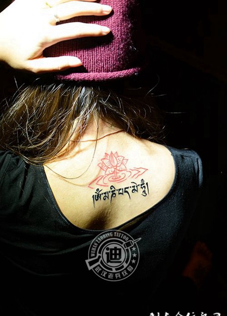 女生背部艺术莲花与藏文纹身图案
