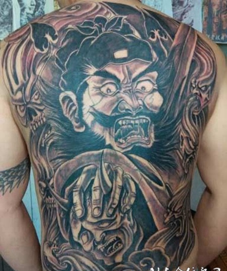 纹身男满背霸气钟馗纹身图案