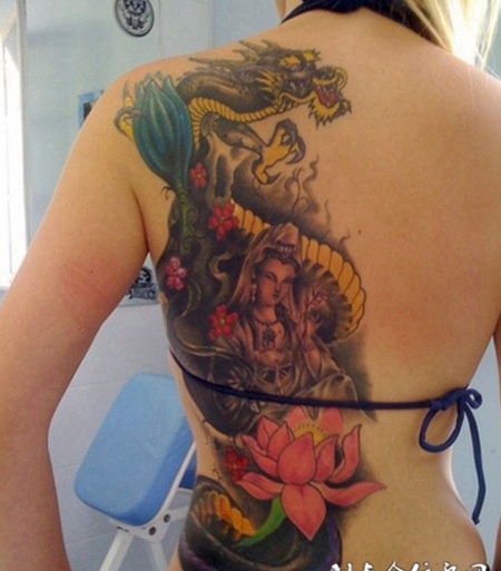 美女背部观音盘龙纹身图案欣赏