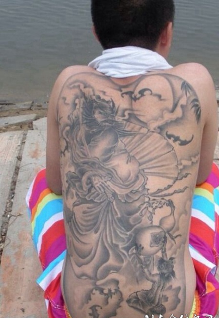 男生满背经典钟馗纹身图片