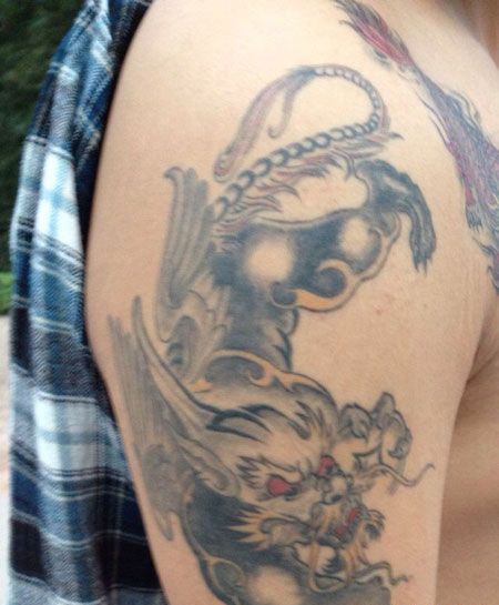 大臂金色睚眦纹身图案