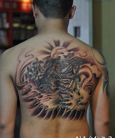 男士后背纹身金蟾唯美图案