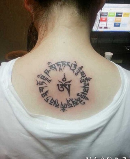 女生背部另类艺术经文纹身图案大全