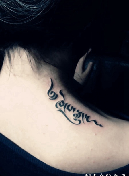 女生后背经文纹身唯美图案欣赏