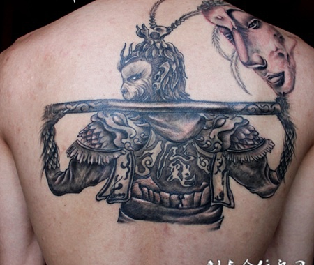 男人黑色霸气孙悟空背部纹身图案