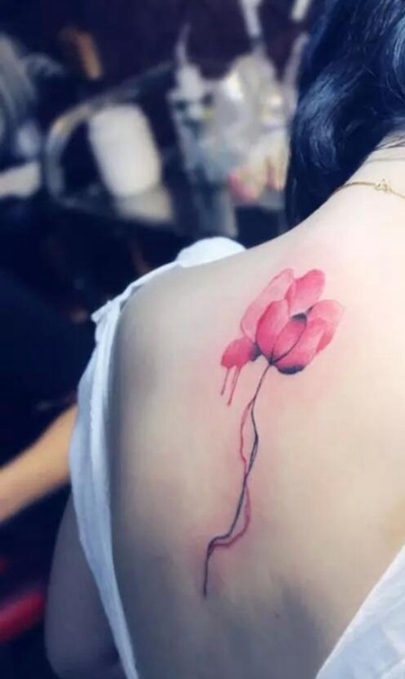 女生背部简约罂粟花刺青唯美图案