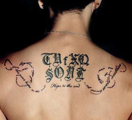 非主流男生后背拉丁文纹身刺青图案