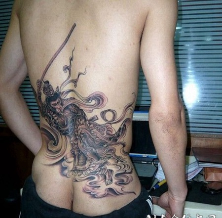 男人背部唯美西游记人物孙悟空图片纹身